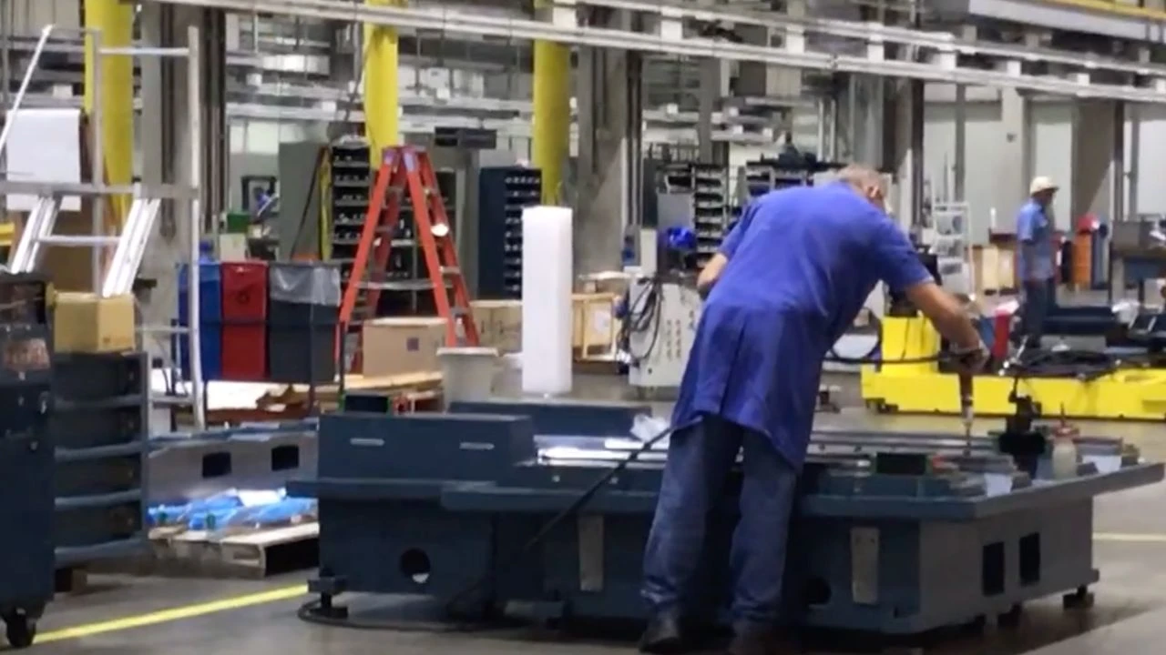 Repunta manufactura, pero sigue en contracción