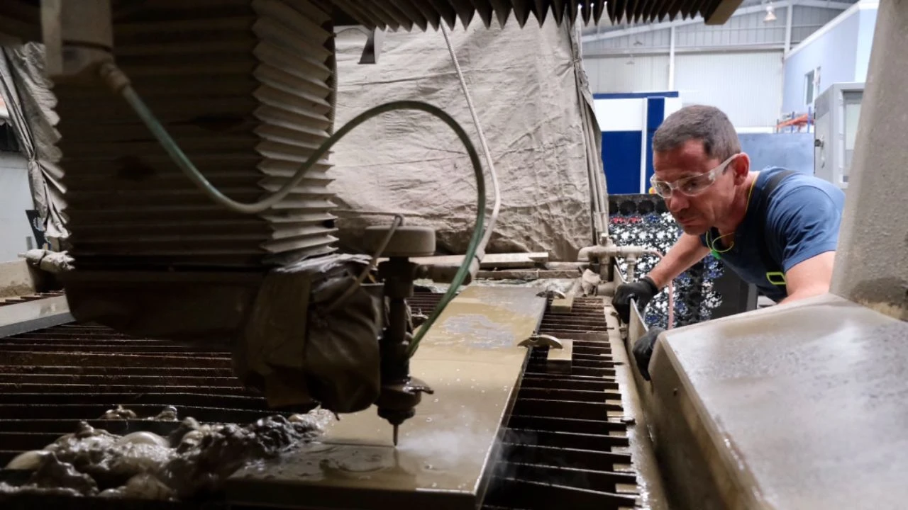 Confirma INEGI ajuste laboral en manufactura